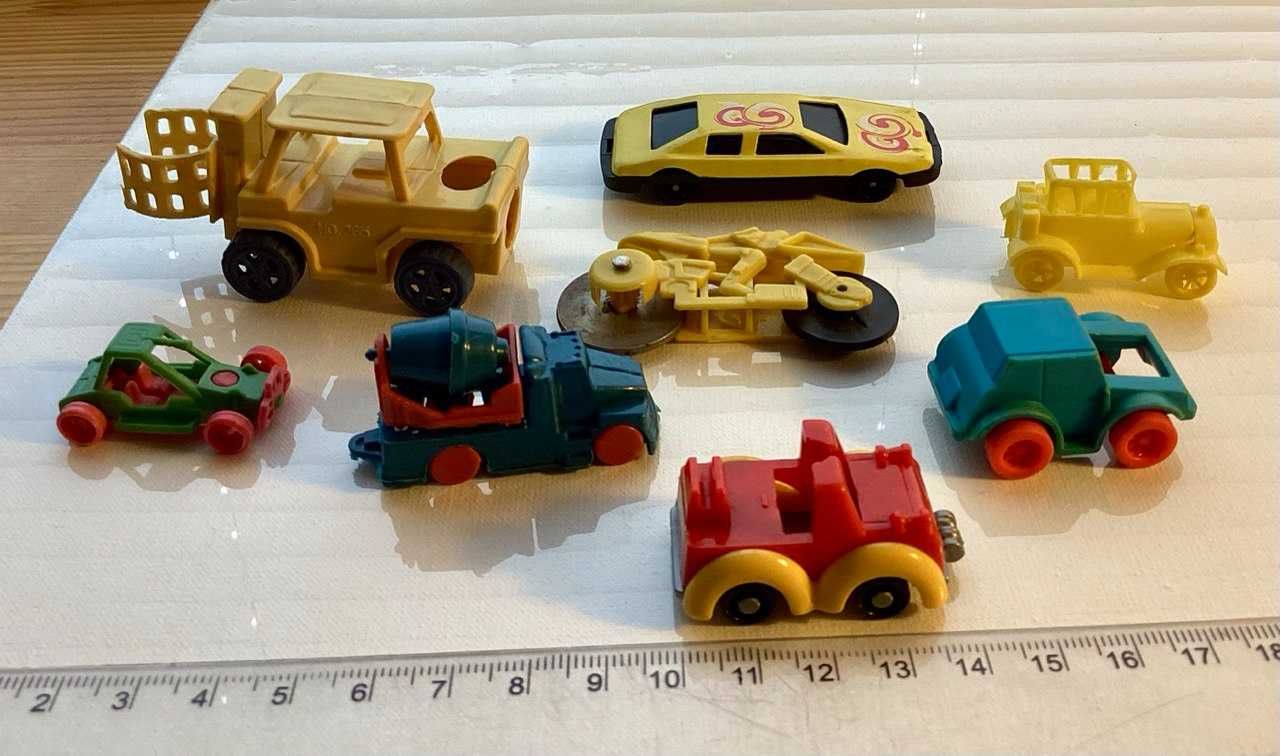 Машинки різні і Тачки из Happy Meal журнал Cars McDonald`s 2006