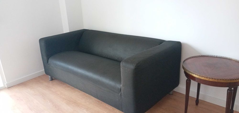 Sofá Ikea preto de 3 lugares