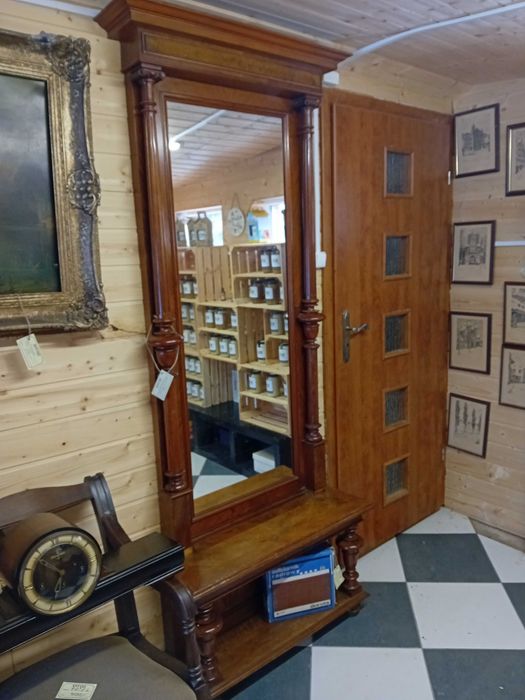 Stare lustro vintage z retro konsolą