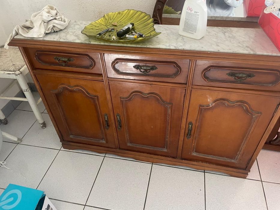 Sofá, sapateira, mesa de sala, dois sofás e um roupeiro.