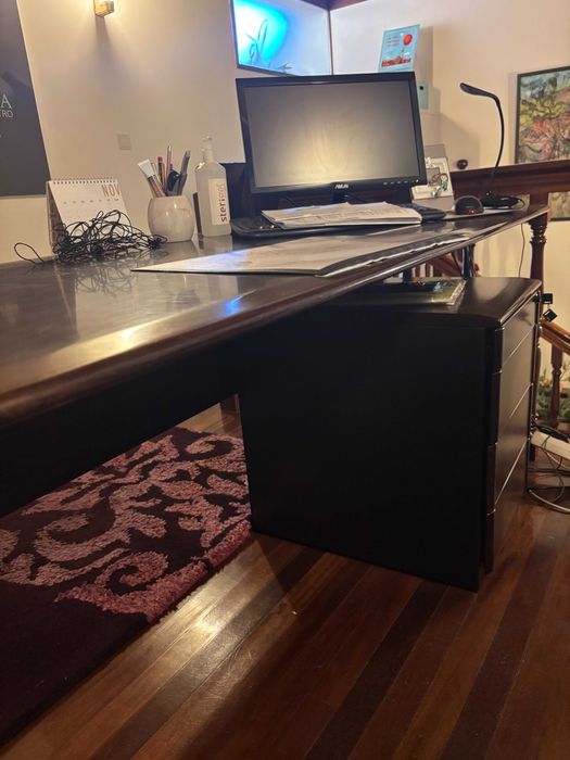 Secretária de escritório + Módulo com gavetas