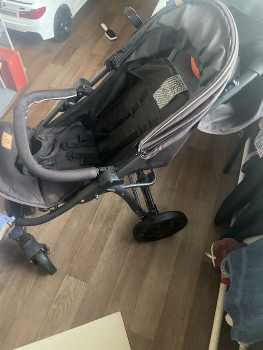 Дитяча коляска.