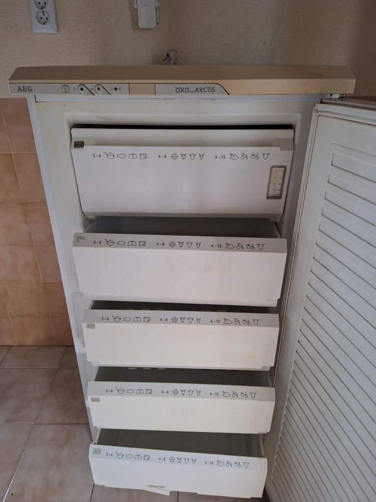 Arca vertical AEG