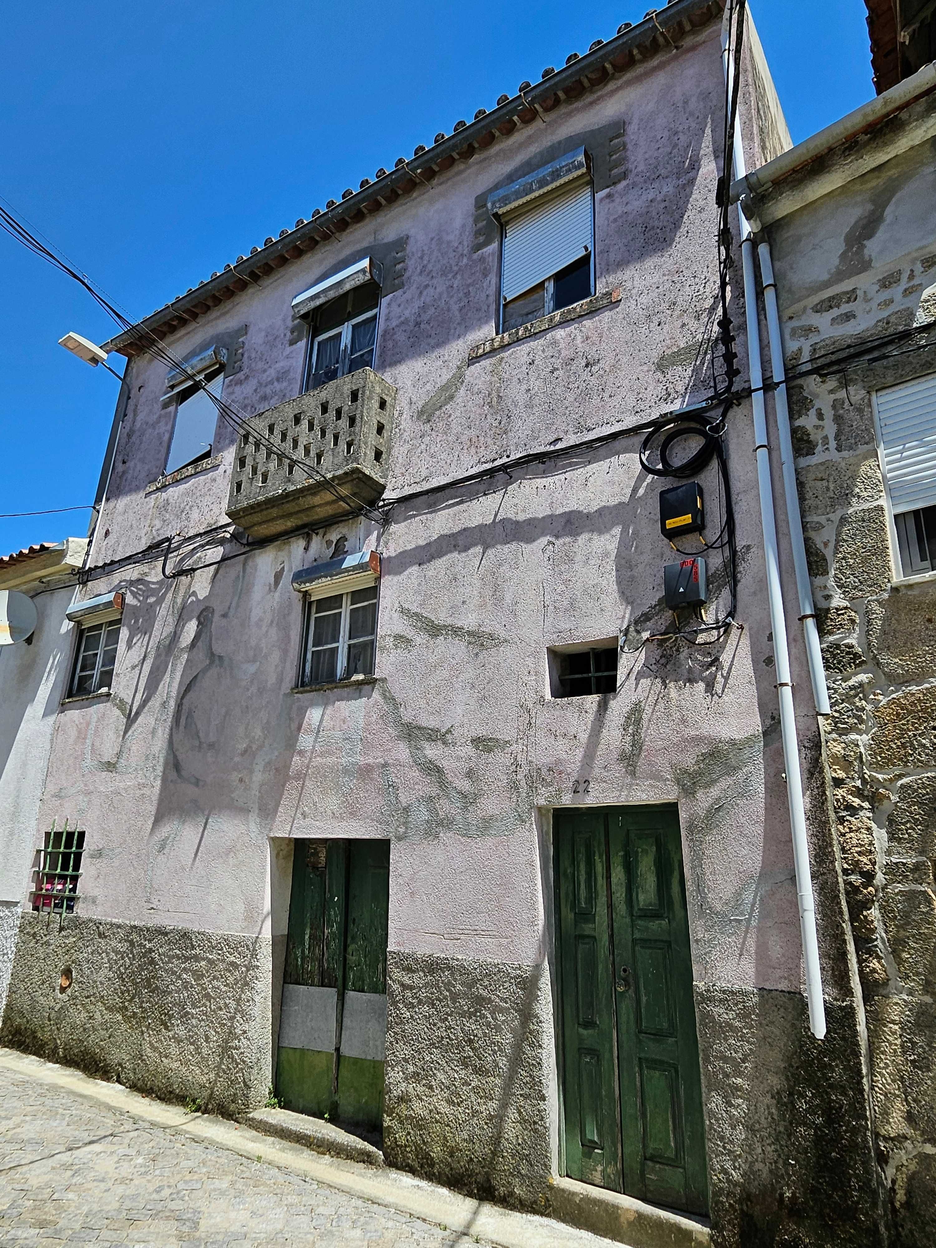 Prédio com terreno em Melo (Gouveia)