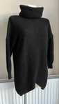Czarny swetr oversize z golfem