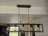 Loftowa lampa z ozdobnymi żarówkami