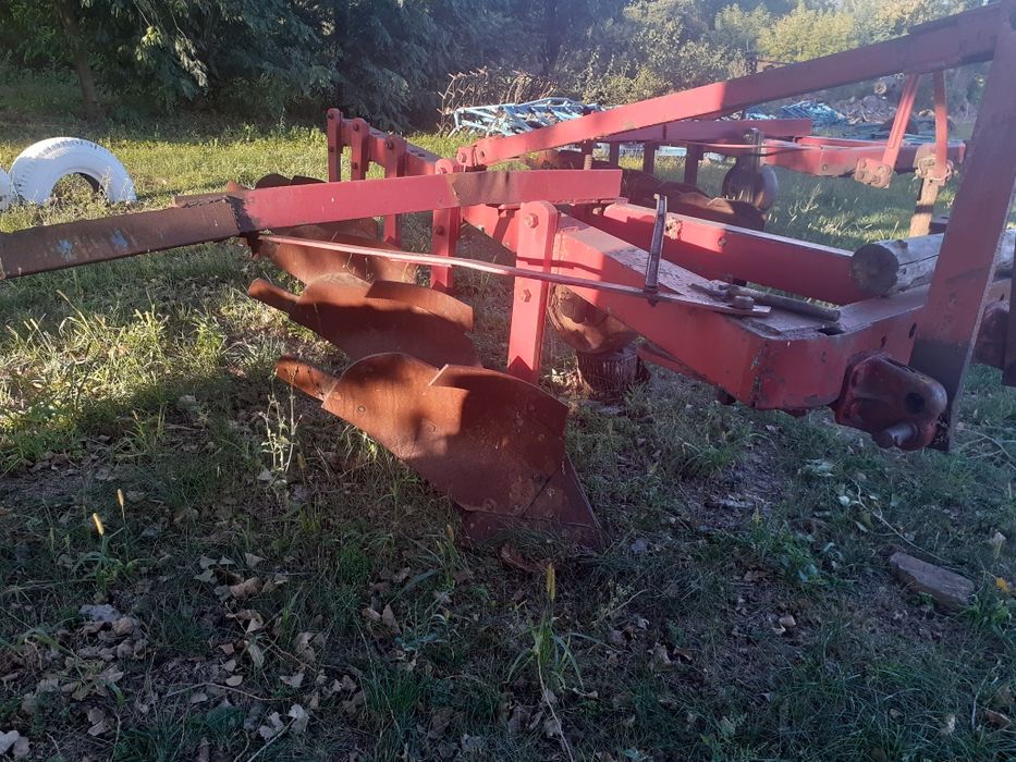 Плуг п'яти корпусний.