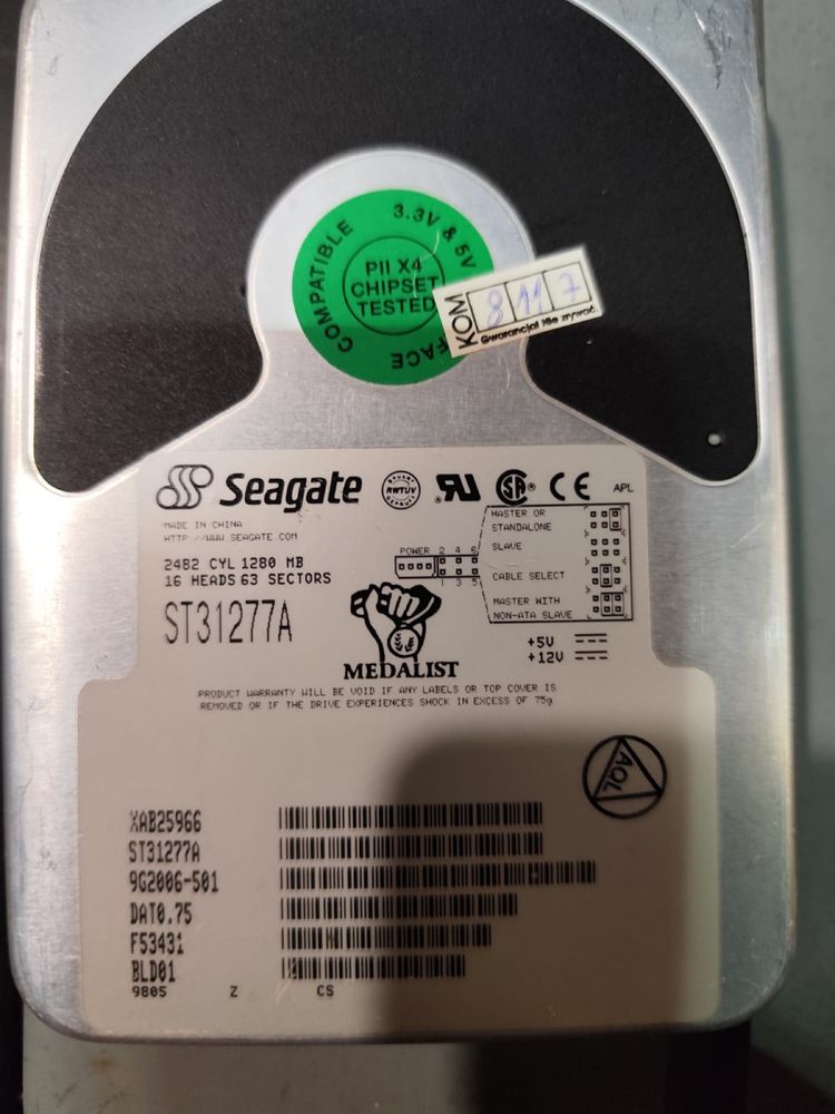 Stary komputer, monitor i klawiatura z lat 90