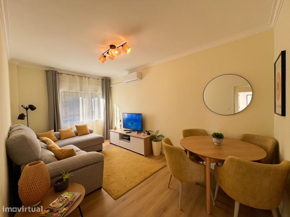 Apartamento T2 com Varanda e Ar Condicionado