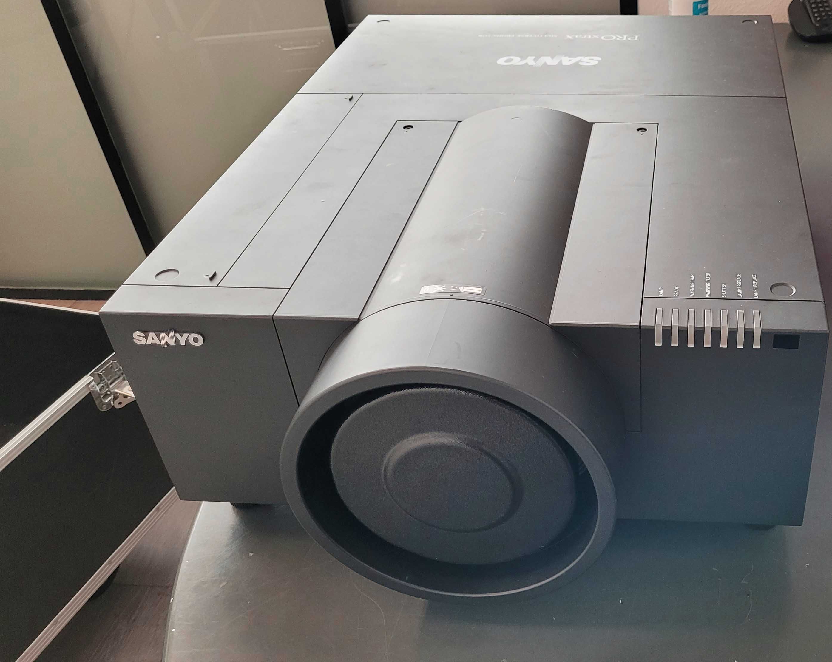 Projector de Vídeo Sanyo 9.000lumens