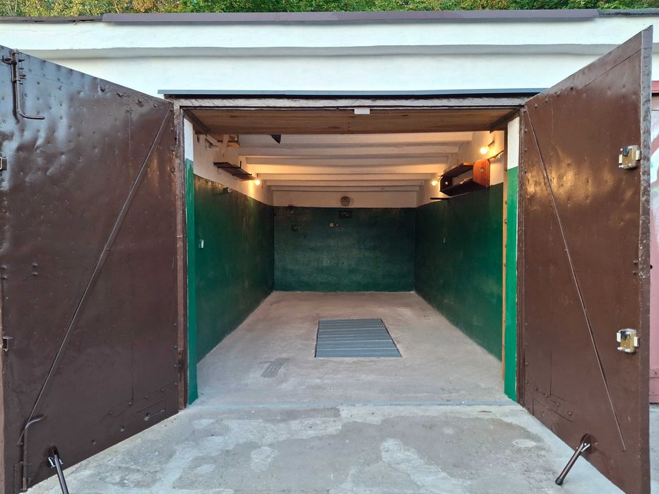 Garaż murowany, z kanałem, 16 m2