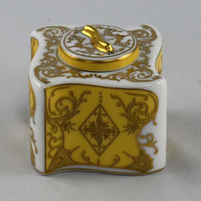 Tinteiro em porcelana com brasão, ricamente decorado com dourados