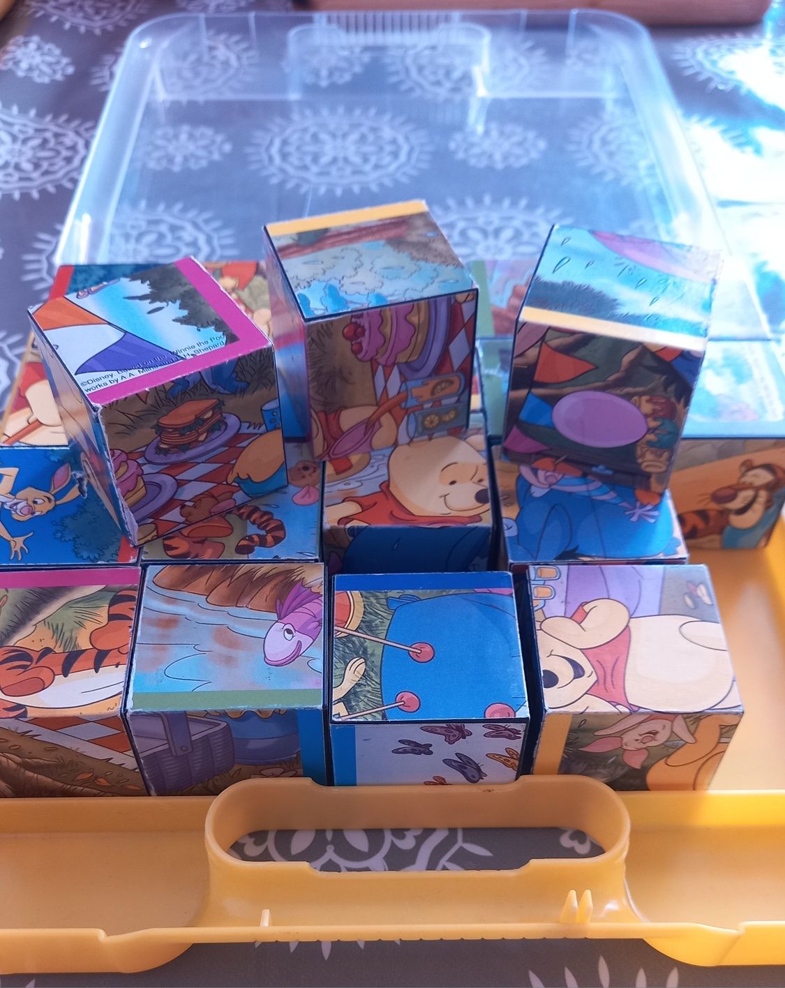 Puzzle + klocki kwadratowe plastikowe Puchatek (6 ukladanek) 3+ i 4+ +
