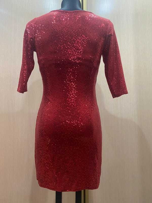 Zjawiskowa czerwona sukienka w rozmiarze uniwersalnym.