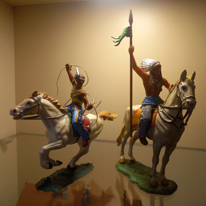 Фигурки индейцев и ковбоев Эластолин.