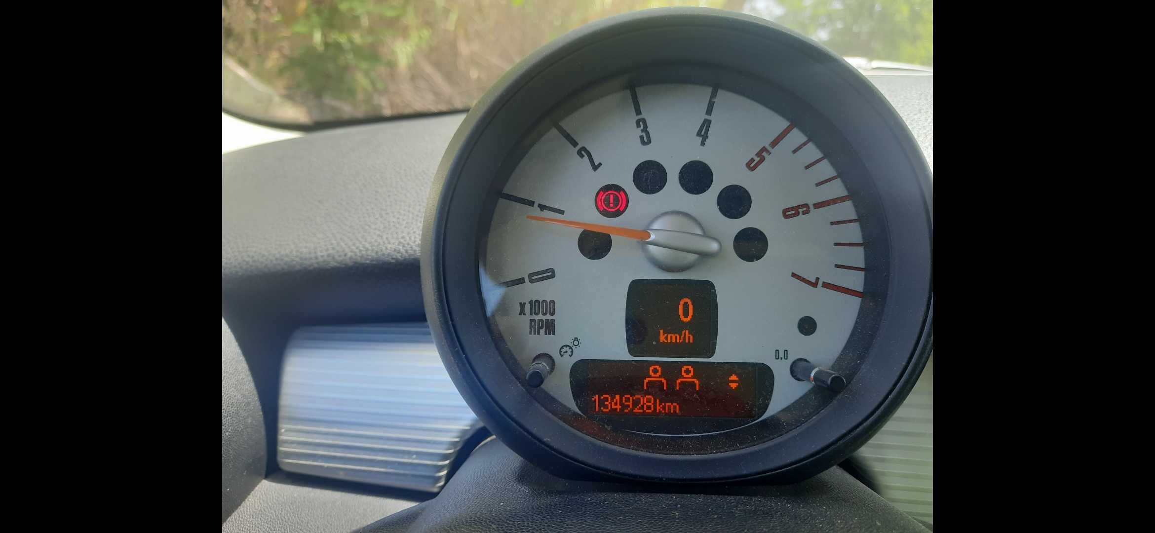 Excelente MINI Cooper D com Teto Panorâmico