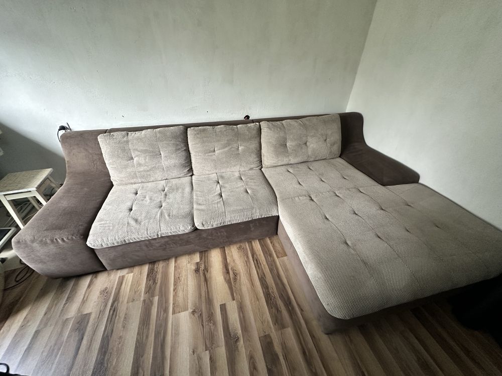 Naroznik z funkcja spania i pojemnikiem na posciel