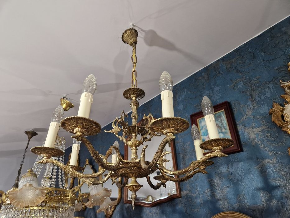 Piękny stylowy żyrandol mosiężny