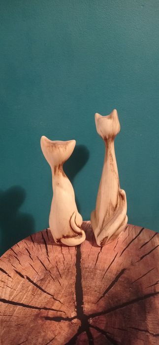 Dwa ceramiczne koty z długą szyją