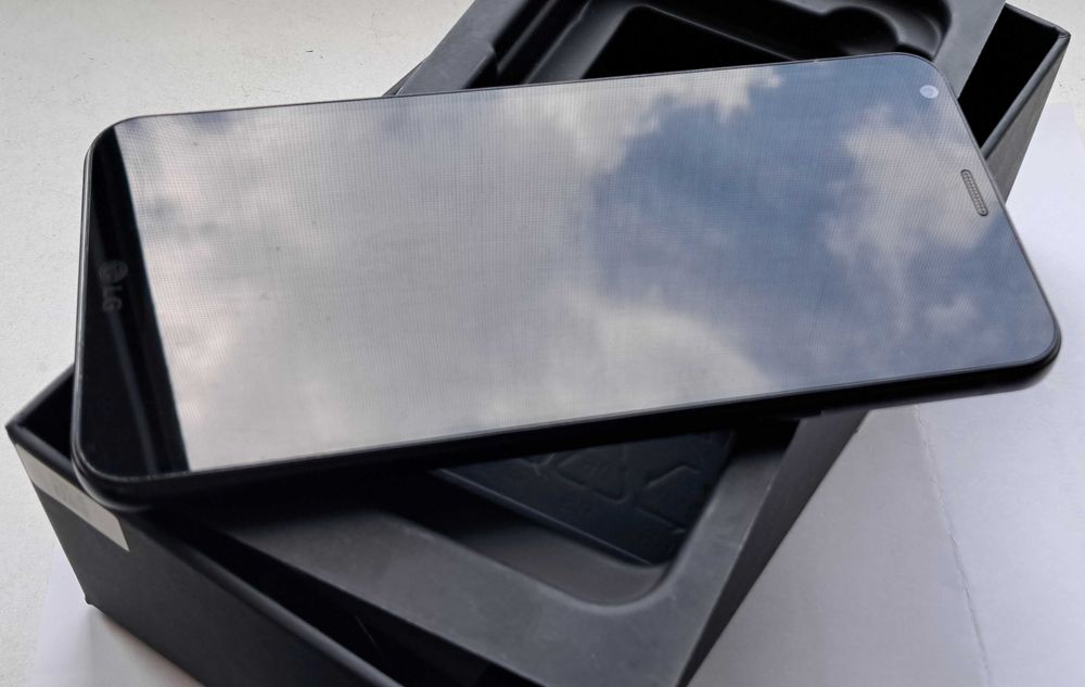 Смартфон LG Q6 (M700AN) 3/32GB DUAL SIM