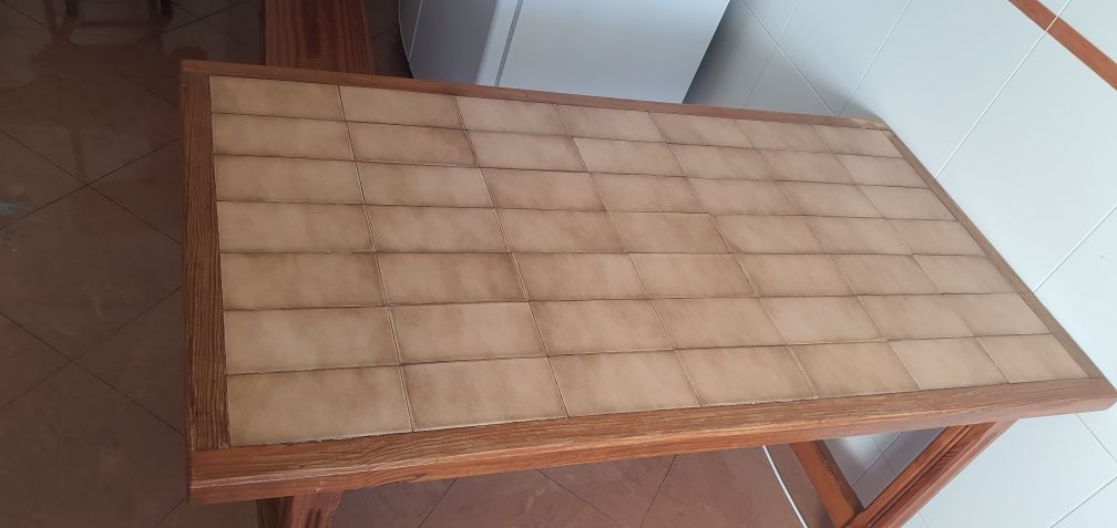 Mesa de madeira com 2 bancos