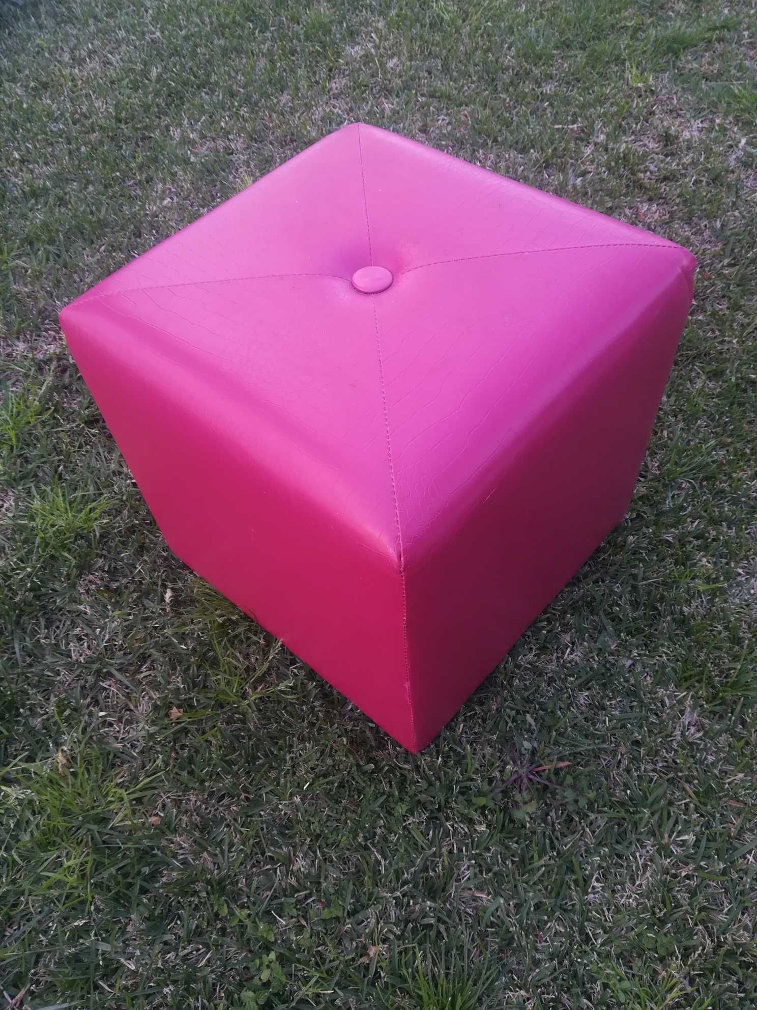 BANCO de apoio, para interior ou exterior. Muito útil.