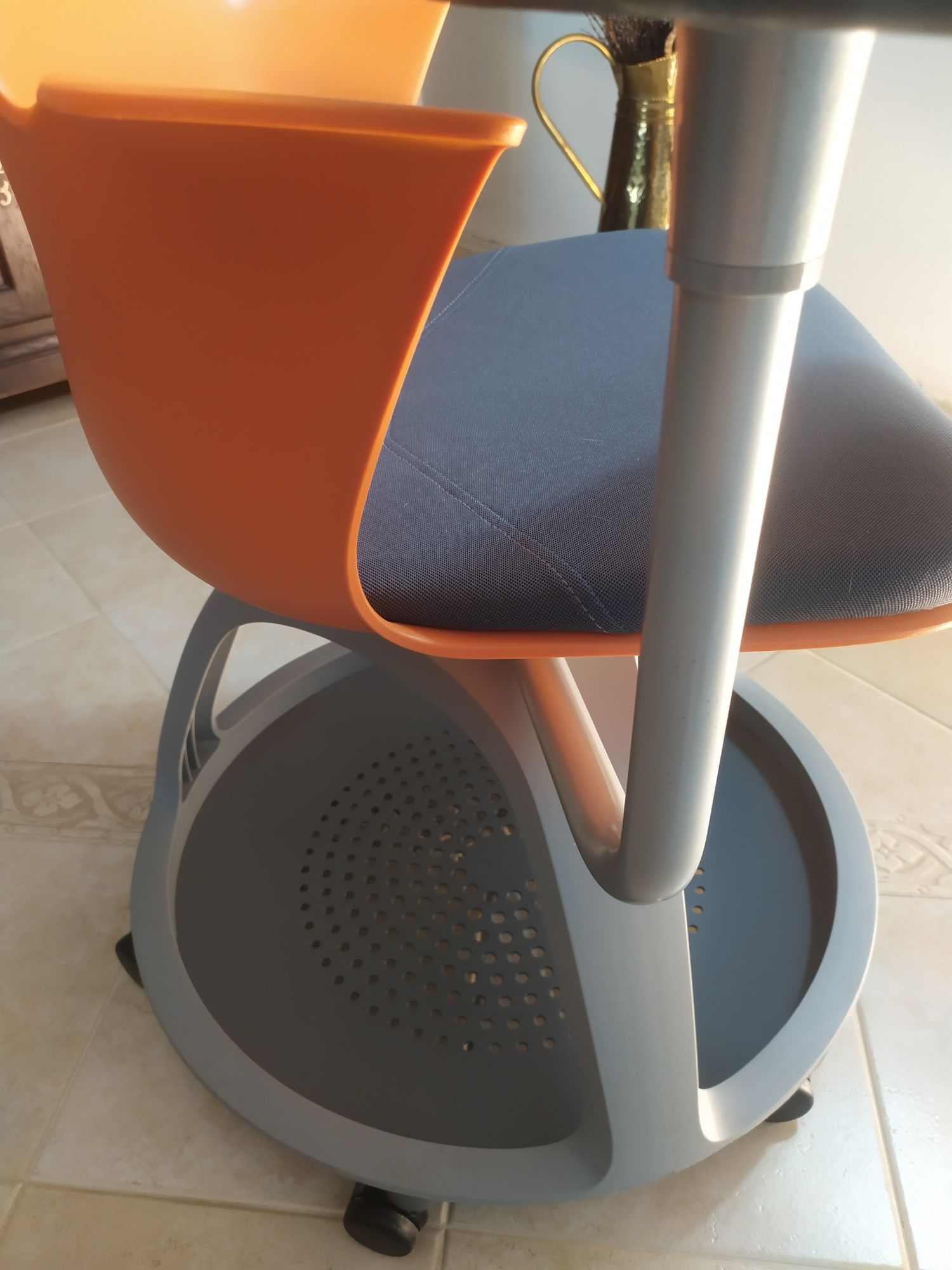 Steelcase Node Orange, Krzesło seminaryjne ze stołem do pisania