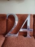 Potężne aluminiowe cyfry 24