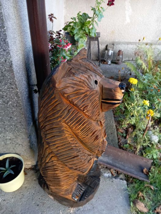 Rzeźba ogrodowa drewniana niedźwiedź