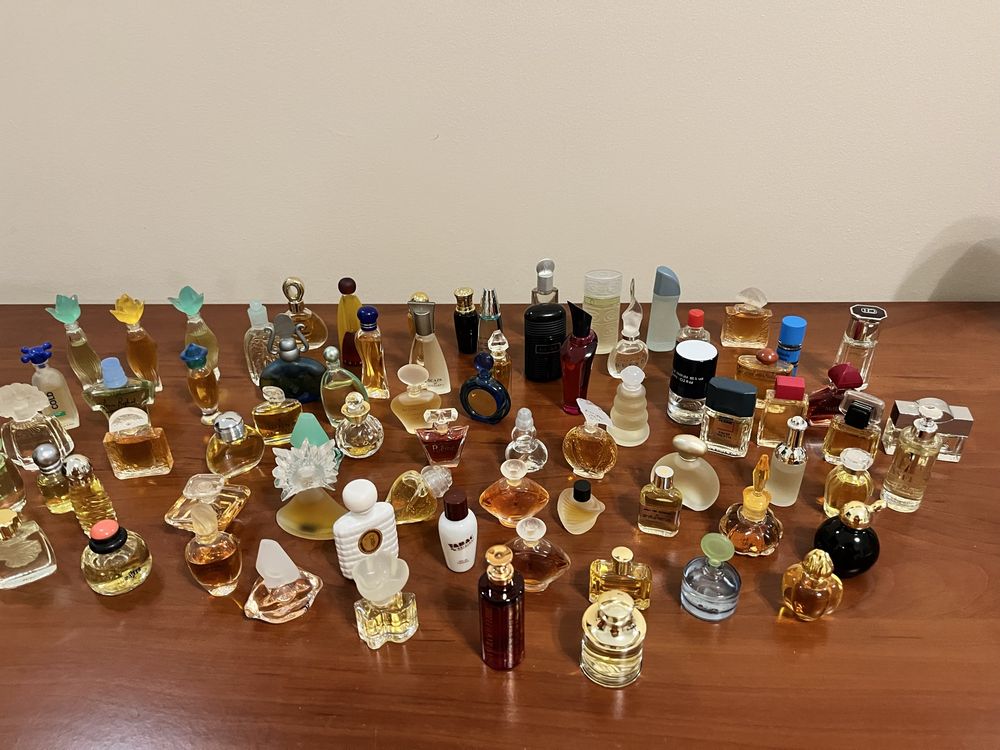 Coleccao de miniaturas de 75 perfumes ( 1,,67 euros cada miniatura )