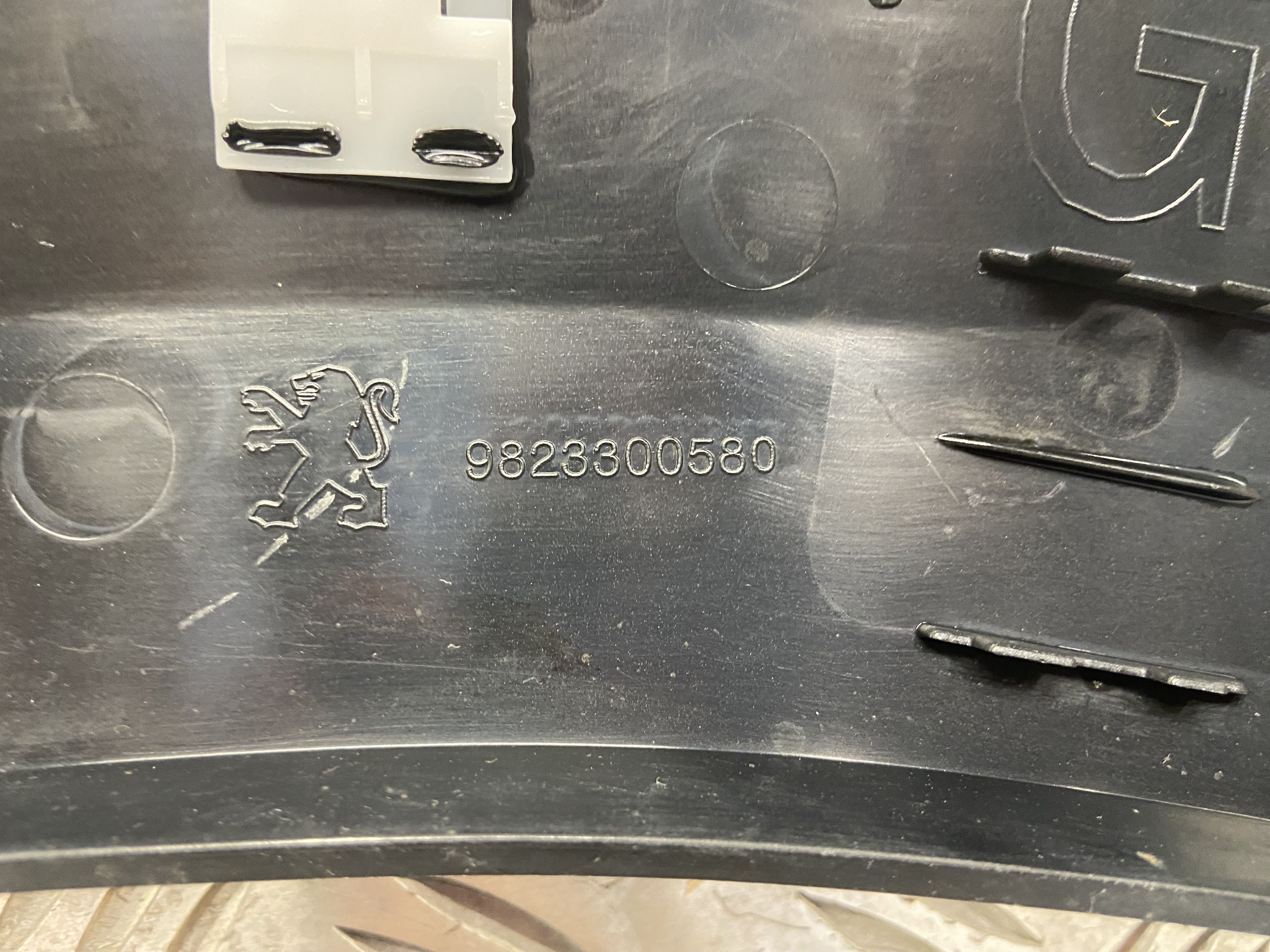 Peugeot 208 ii gt listwa błotnika tył lewy