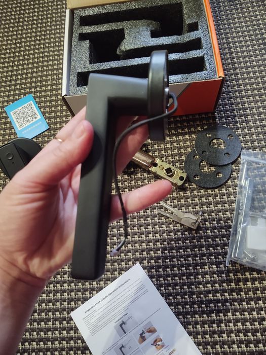 Розумний кодовий замок-ручка з відбитком пальця.

Кілька способів розб