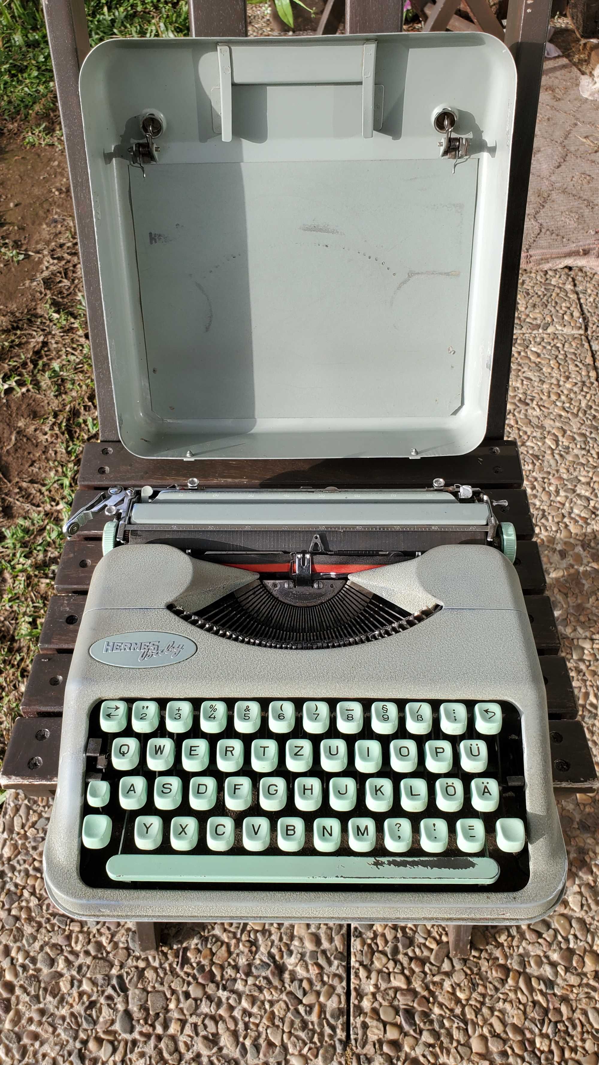 Máquina de escrever Qwertz Vintage Hermes Baby