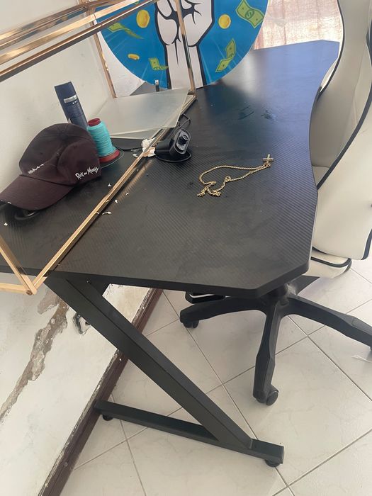 Mesa gamer em otimo estado