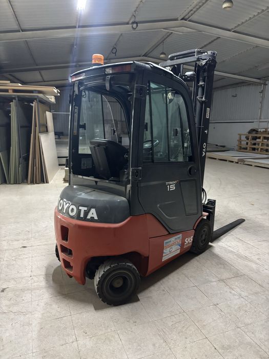Empilhador toyota 1.5T elétrico com torre tripla em bom estado geral