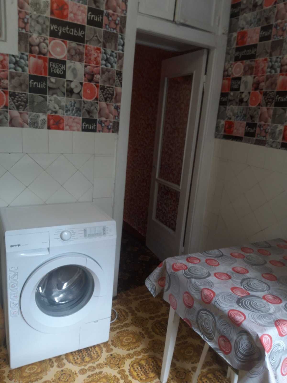 2к Інститутська,колонка, двостороння,не кутова, житловий стан,Балкон