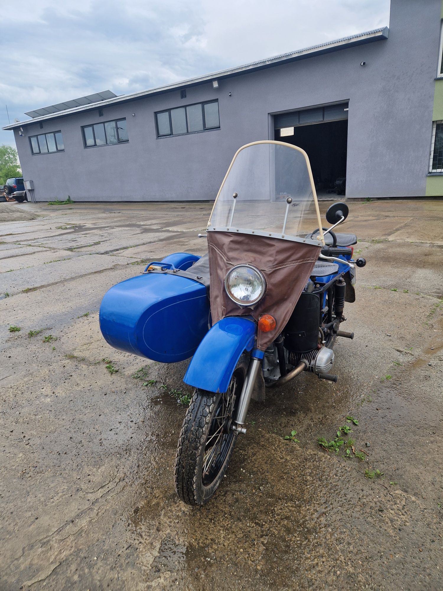 Motocykl Ural IM-38 z wstecznym biegem .