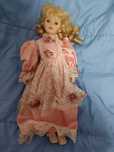 Boneca porcelana loira com vestido rosa