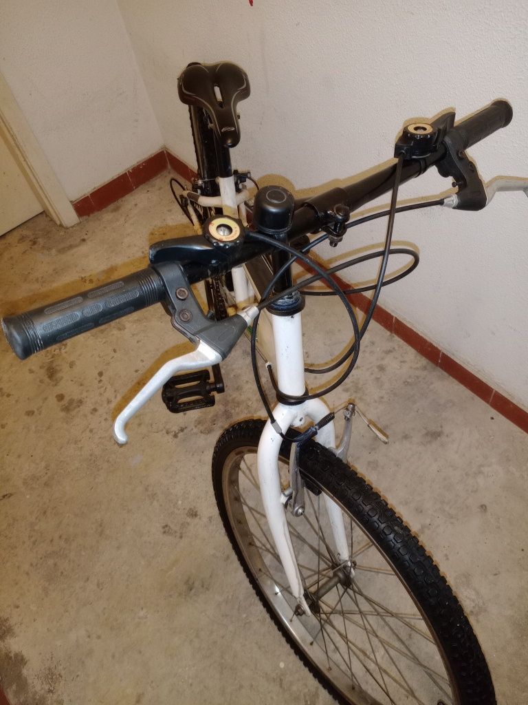 Bicicleta roda 24 35€; para desocupar pegar e andar