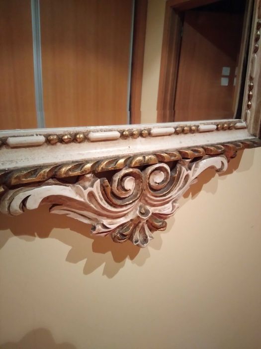 Espelho antigo lindo e sobrio. Estilo anos 70