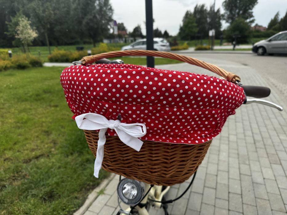 Koszyk rowerowy wiklinowy z czerwonym wkładem