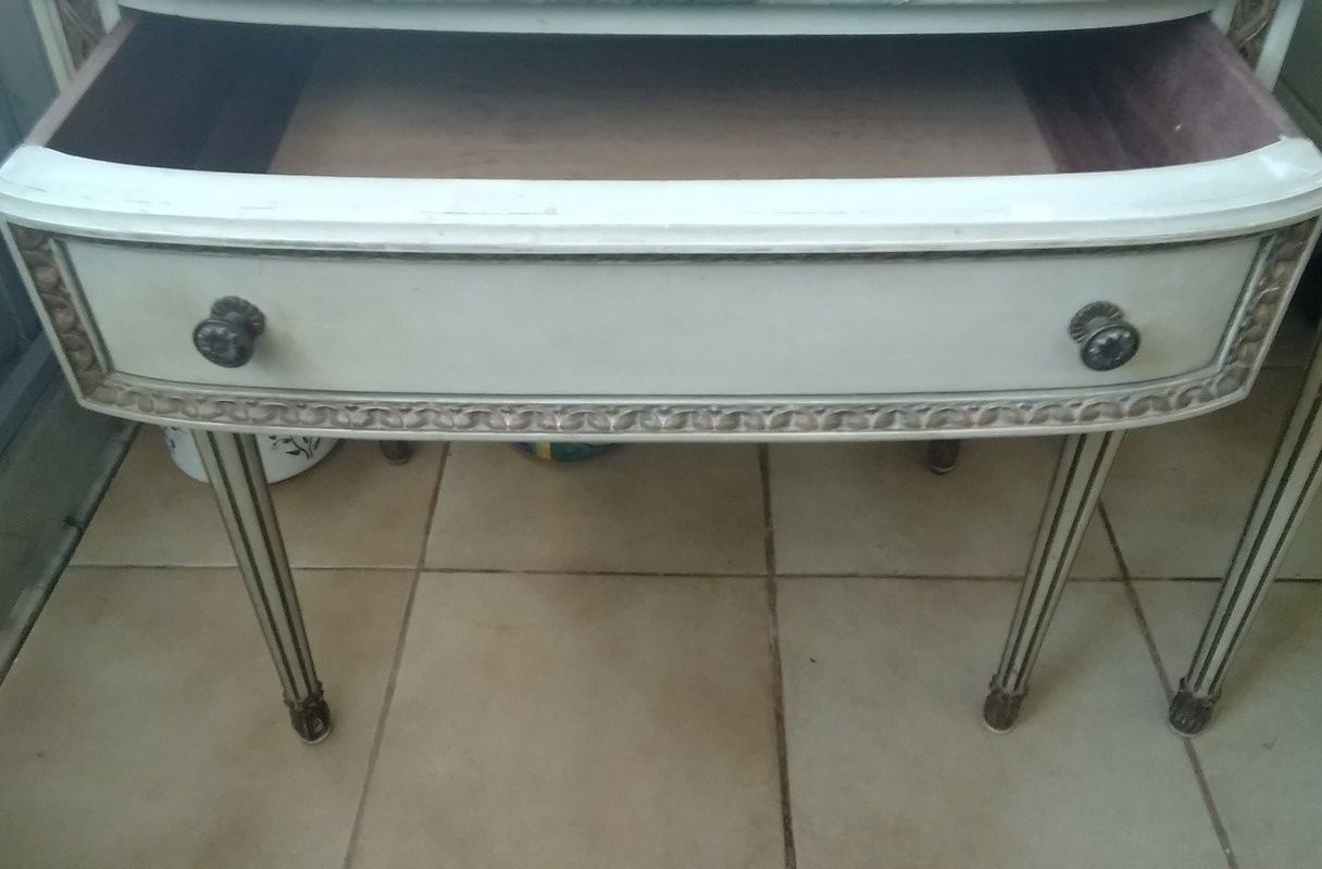 Mesa de cabeceira antiga com tampo em pedra