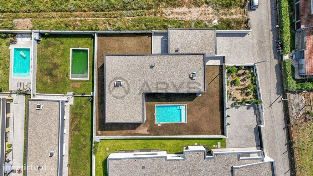 Moradias Térrea Individual, com piscina, Pronta a Habitar