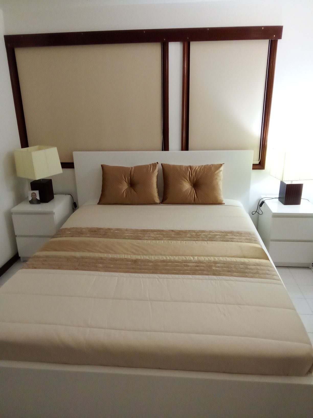 Cama. Espelho. Gaveta