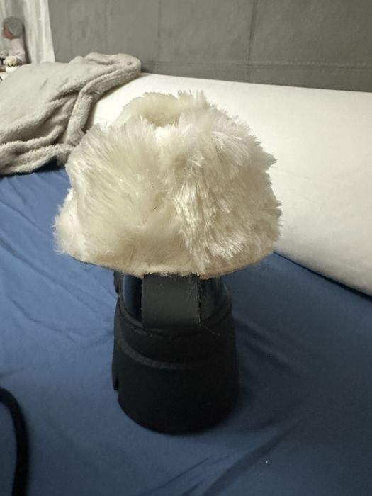Botas completamente novas, todas forradas a pêlo, uma nuvem.