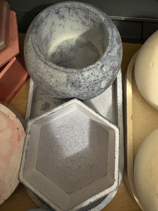 Кашпо з гіпсу у блт якому стилі