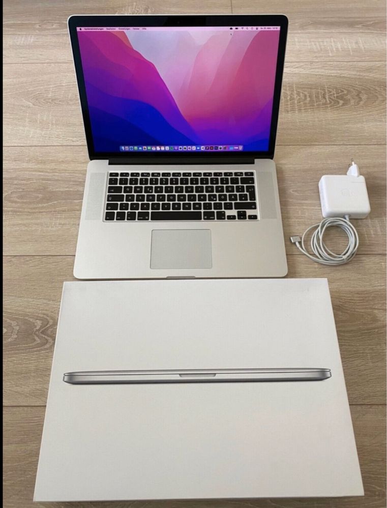 MacBook Pro 15 2015 i7 2.5GHz 16GB 512GB SSD.