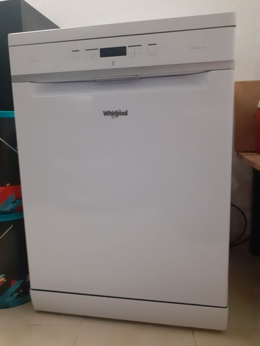 Máquina loiça Whirlpool a funcionar