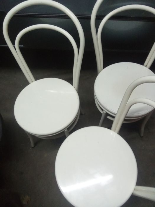 3 cadeiras brancas marfim. Robustas