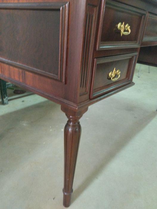 Secretária em madeira maciça